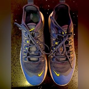Boys Nike Air Max Axis 5.5Y